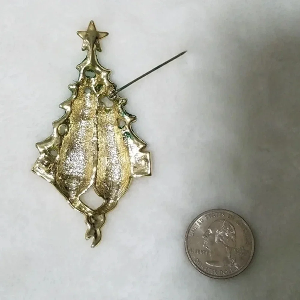 CAT BUDDIES BY THE CHRISTMAS‎ TREE BROOCH